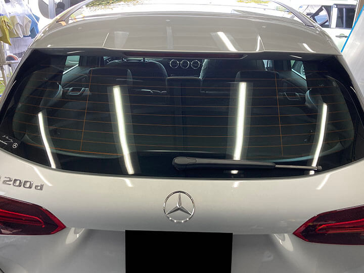 令和6年ベンツBクラスのカーフィルム施工前のリアガラス
